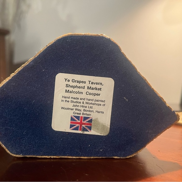 "Ye Grapes Tavern Shepherd Market" by the David Winter Collection - Picture 6 of 6